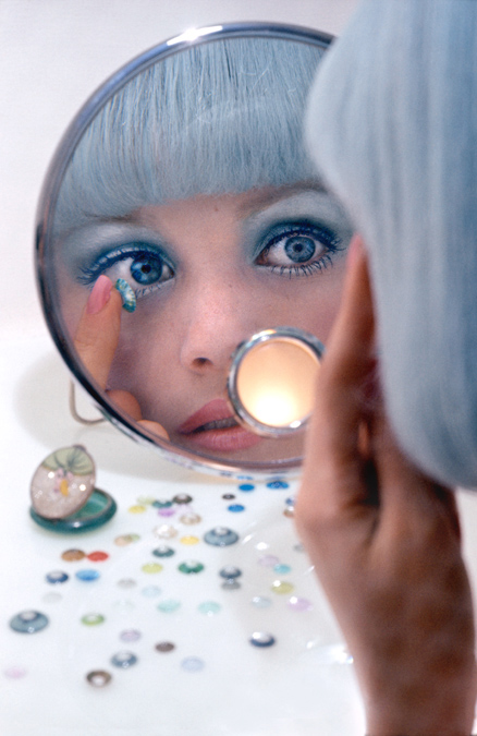 Peter Knapp, Louise Despointes, Londres, 1972.  « Pastels are prettier », Vogue Grande-Bretagne, juin 1972